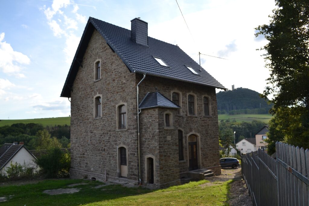 Hofansicht mit Blick auf die Burg