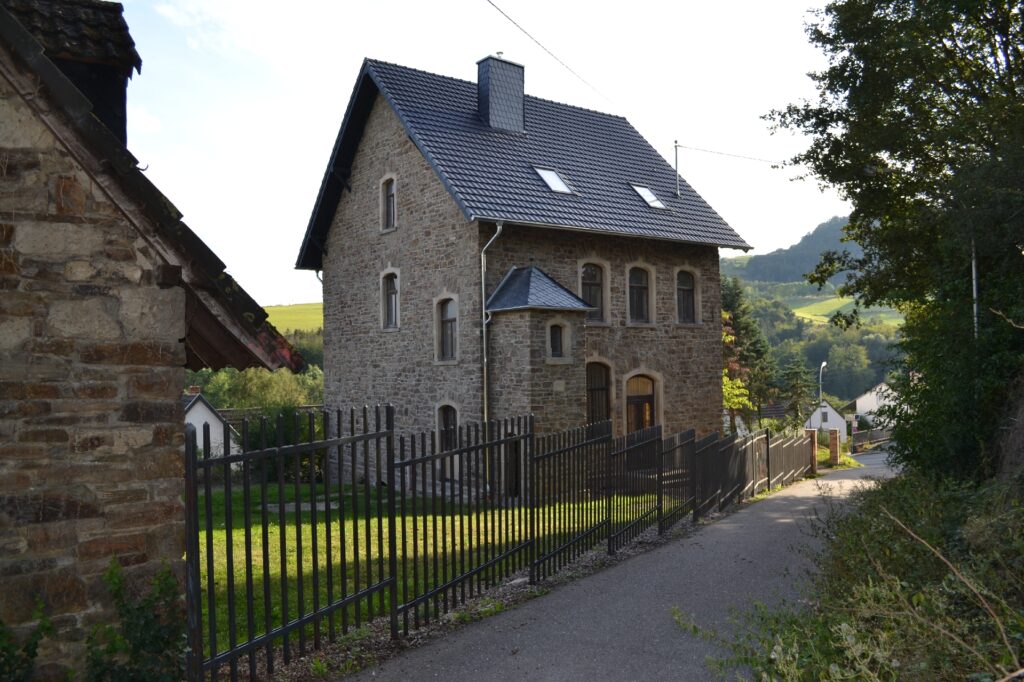 Seitenstraße mit zweiter Zufahrt